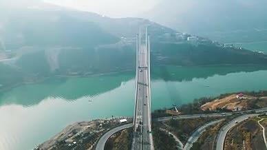 4K航拍奉节高速公路梅溪河大桥视频的预览图